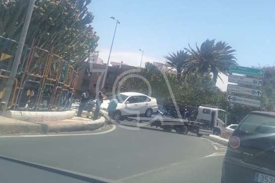 Un turismo se empotra contra un bordillo en las inmediaciones de la rotonda de El Roque (Telde)/TA.